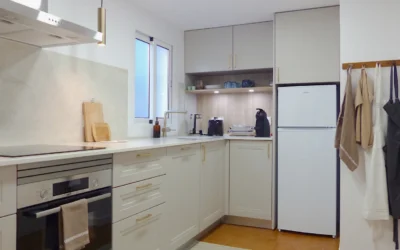 Cocina en L en Cubelles · Mediterránea y acogedora