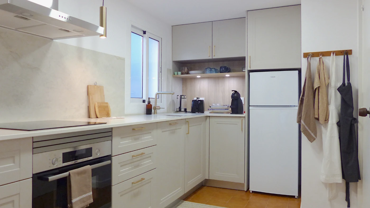 Cocina en L en Cubelles · Mediterránea y acogedora