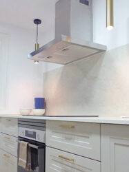 Cocina en L en Cubelles · Mediterránea y acogedora
