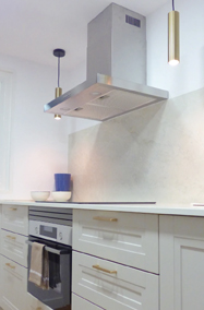 Cocina en L en Cubelles · Mediterránea y acogedora