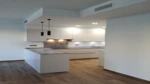 Kitchen open to the living room with peninsula without cantilever in Sitges