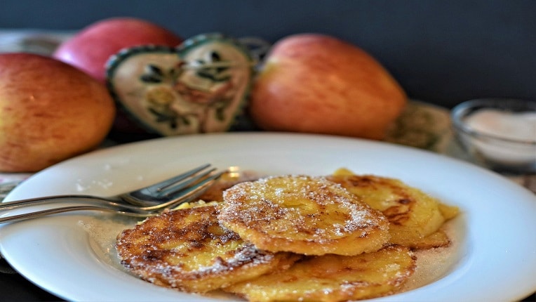 Apple fritters for the quarantine at home